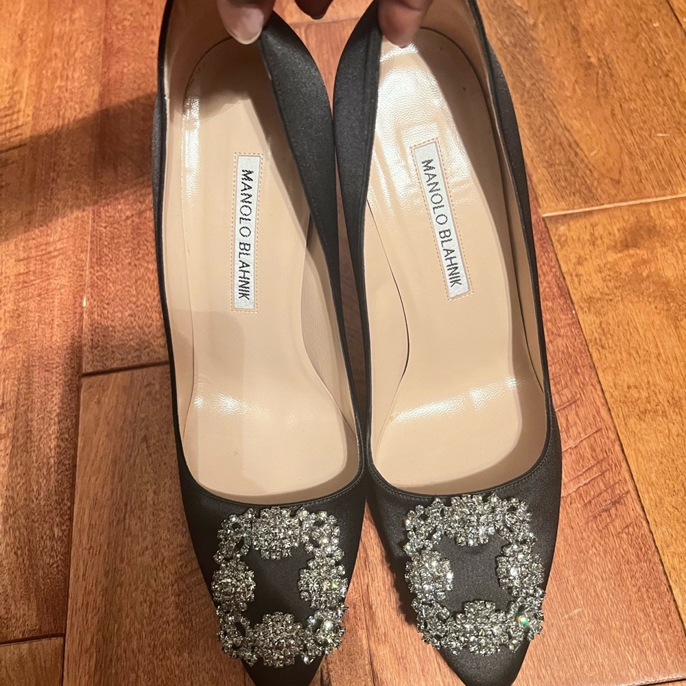 Manolo Blahnik Black Hangisi Pumps EXCELLENT condition! Size 38 Heel size is 4.5